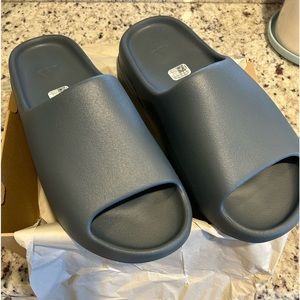 Yeezy slide DS Marine Slate men’s size 13